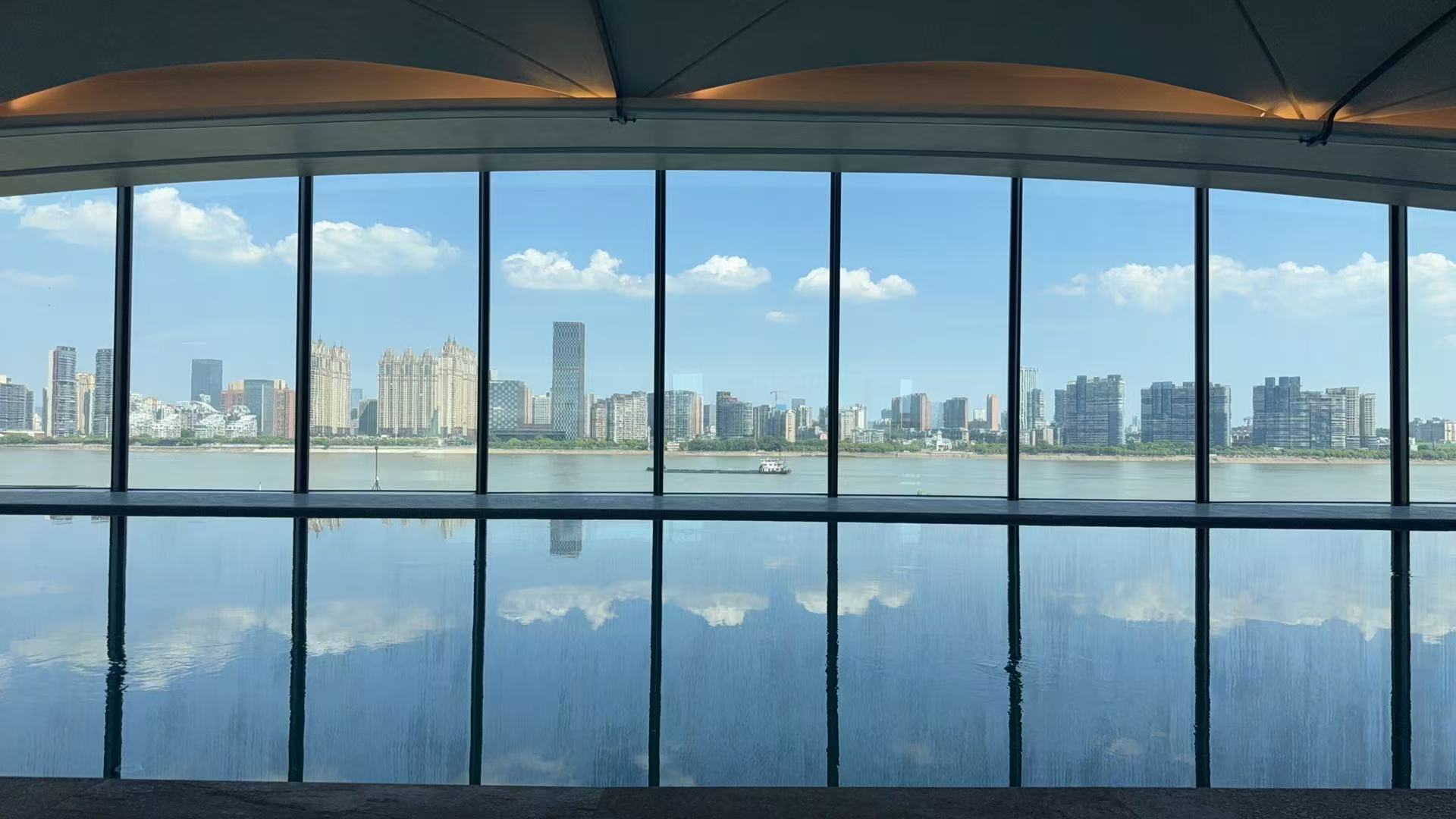 图26 景观窗倒映江景